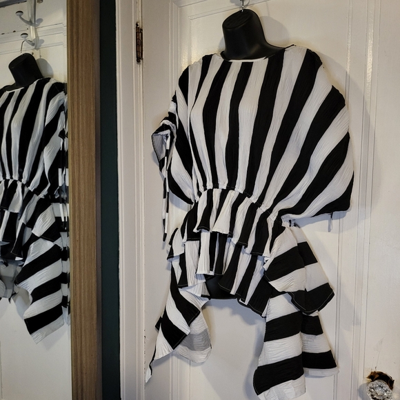 Black and white dramatic asymetric statement top - Picture 6 of 6